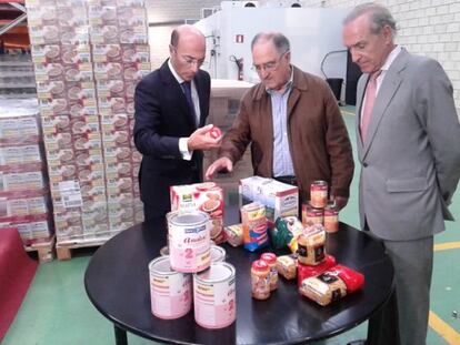 Carlos Urquijo, a la izquierda, con responsables del Banco de Alimentos de Euskadi,