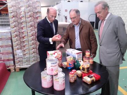 Carlos Urquijo, a la izquierda, con responsables del Banco de Alimentos de Euskadi,