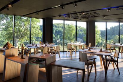 Desde el interior del restaurante Serge Vieira se aprecia la  vegetación de los montes de Cantal, en La Auvergne.