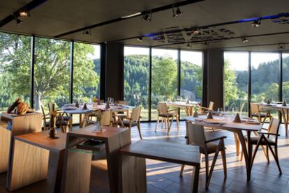 Desde el interior del restaurante Serge Vieira se aprecia la vegetación de los montes de Cantal, en La Auvergne.