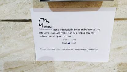 Carteles con la oferta de PCR en la entrada de la residencia Los Nogales Pontones, en Madrid.