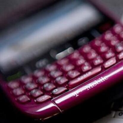 Imagen de dos teléfonos BlackBerry