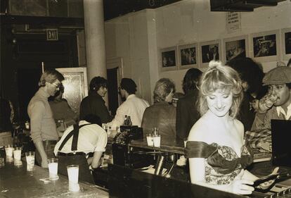 Anita Sarko ejerce de DJ en el Mudd Club, en 1980. Fotografía de Scott Morgan.