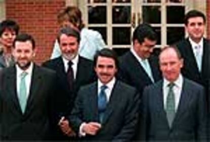 José María Aznar, entre Mariano Rajoy, Jaime Mayor Oreja, Francisco Álvarez Cascos y Rodrigo Rato. En la fila superior, las ex ministras Anna Birulés y Celia Villalobos, y Jaume Matas.