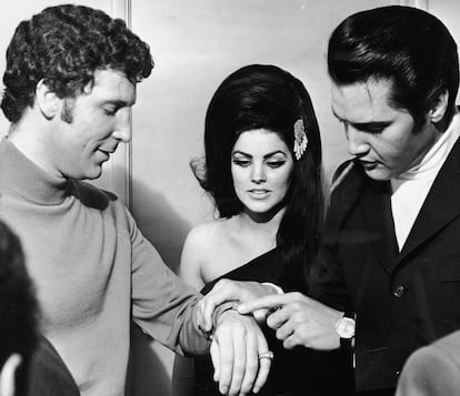 Elvis Presley toca la muñeca de Tom Jones en presencia de Priscilla Presley, pareja del primero, en Las Vegas en julio de 1971. 