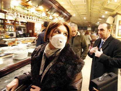 Teresa Fernández, asmática, en la barra del bar-restaurante La Fábrika.