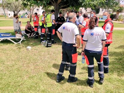 Sanitarios de emergencias de Baleares en la piscina del hotel Sea Club de Alcùdia (Mallorca).