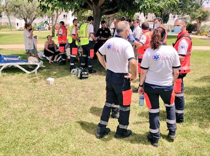 Sanitarios de emergencias de Baleares en la piscina del hotel Sea Club de Alcùdia (Mallorca).