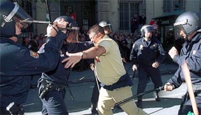 Agentes antidisturbios cargan contra algunos jornaleros que haban lanzado objetos.