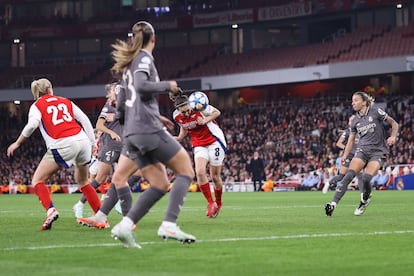 Mariona Caldentey marca de cabeza ante el Madrid en el Emirates en la vuelta de los cuartos de final de la Champions, el pasado 26 de marzo.