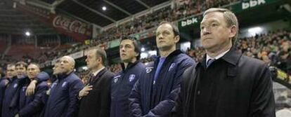 Javier Clemente (derecha), junto a los componentes de la selección de Serbia antes del inicio del partido frente a Euskadi.