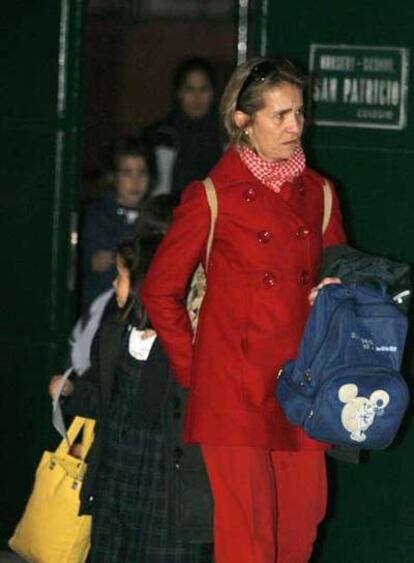 La Infanta, con sus hijos, ayer a la salida del colegio.