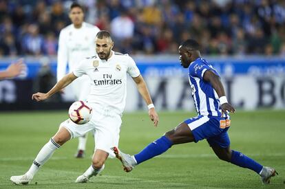 Karim Benzema disputa la pelota a Wakaso Mubarak.