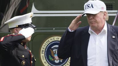 Donald Trump, este domingo, desciende del &#039;Marine One&#039; tras aterrizar en la Casa Blanca.