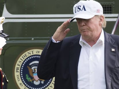 Donald Trump, este domingo, desciende del &#039;Marine One&#039; tras aterrizar en la Casa Blanca.