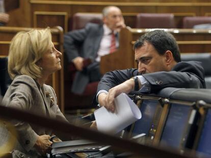 La vicepresidenta del Gobierno Elena Salgado conversa con Aitor Esteban (PNV). Al fondo, el portavoz peneuvista, Josu Erkoreka.