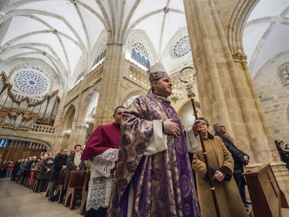 Monseñor Iceta durante el acto religioso celebrado en la catedral de Bilbao.