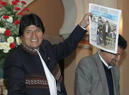Evo Morales presenta el primer número del diario estatal <i>Cambio,</i> en La Paz.