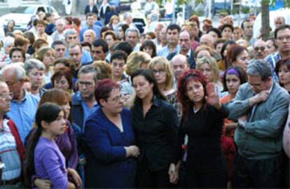 Concentración de los vecinos del barrio de Sant Pere Nord de Terrassa, con la madre de Nadia García en el centro de la imagen.
