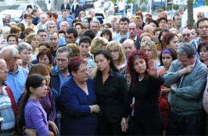 Concentración de los vecinos del barrio de Sant Pere Nord de Terrassa, con la madre de Nadia García en el centro de la imagen.