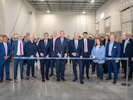 En el centro de la imagen, José Vicente de los Mozos, corta la cinta de una nueva fábrica de Indra en Kansas, EE UU.