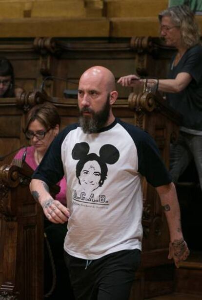 Josep Garganté entra en el Pleno en vestit de bany i amb una samarreta de Ada Colau.