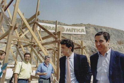 Zaplana (derecha), presidente de la Generalitat en 1999, en las obras de Terra Mítica.