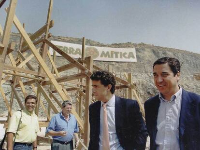 Zaplana (derecha), presidente de la Generalitat en 1999, en las obras de Terra Mítica.