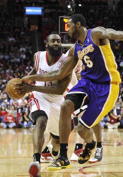 James Harden encara a Earl Clark.