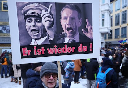 Un manifestante sostiene una pancarta que muestra a Joseph Goebbels y a Bjoern Hoecke, principal candidato del partido ultraderechista Alternativa para Alemania (AFD) en las próximas elecciones estatales federales de Turingia, durante una protesta nacional contra el racismo y los planes de la AFD de deportar a extranjeros, en Bonn este domingo.