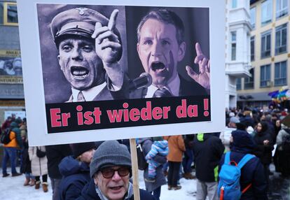 Un manifestante sostiene una pancarta que muestra a Joseph Goebbels y a Bjoern Hoecke, principal candidato del partido ultraderechista Alternativa para Alemania (AFD) en las próximas elecciones estatales federales de Turingia, durante una protesta nacional contra el racismo y los planes de la AFD de deportar a extranjeros, en Bonn este domingo.