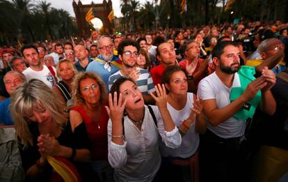 Espectadores del discurso en una pantalla gigante en Barcelona.