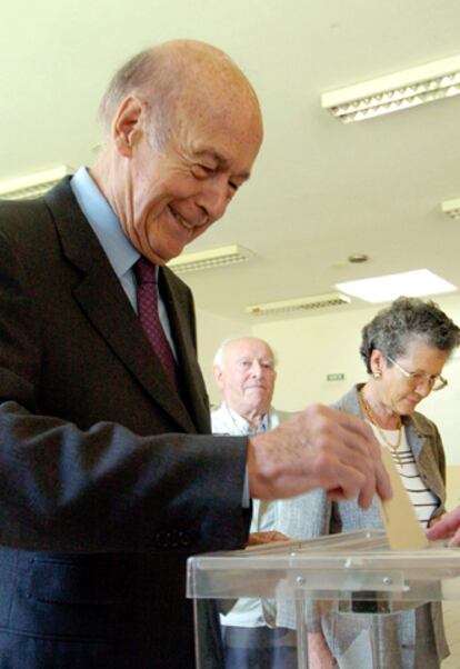 Valery Giscard d'Estaing, que en su da recibii el encargo de redactar la Constitucin europea, ha depositado su voto esta ma?ana en Chanonat, en el centro del pas.