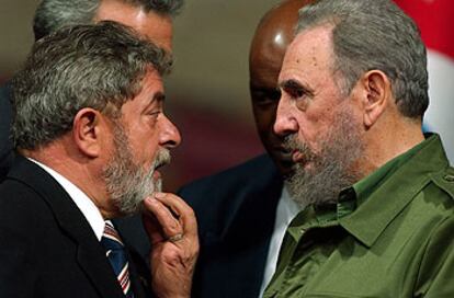 Luiz Inácio Lula da Silva y Fidel Castro, ayer, durante la firma de acuerdos  en el palacio de la Revolución de La Habana.