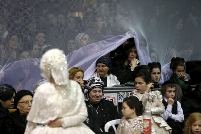 Ultra-Orthodox Jewish women sit next to the bride as they attend her wedding ceremony, in Netanya, Israel early March 16, 2016. Thousands took part in the wedding of the grandson of Rabbi Yosef Dov Moshe Halberstam, religious leader of the Sanz Hasidic dynasty and the granddaughter of the religious leader of Toldos Avraham Yitzchak Hasidic dynasty, in Netanya on Tuesday night. REUTERS/Baz Ratner