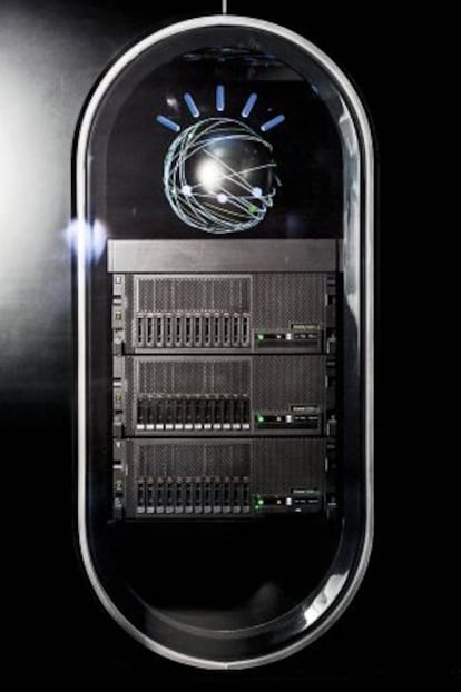 Imagem da versão atual do supercomputador Watson, que ocupa um espaço equivalente a um frigobar de um hotel.