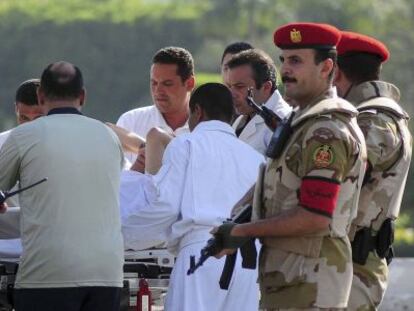 Mubarak, a su llegada al hospital militar al sur de El Cairo.