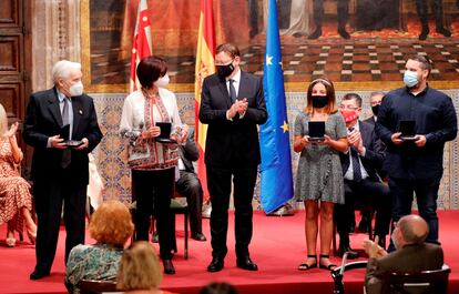 El presidente de la Generalitat valenciana, Ximo Puig, en el centro, con los premiados este año con las altas distinciones de la comunidad autónoma.