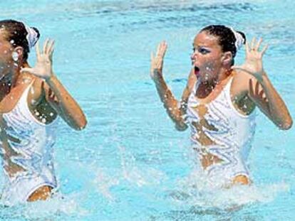 Gemma Mengual, a la izquierda, y Paola Tirados, durante su ejercicio en la final de dúos.