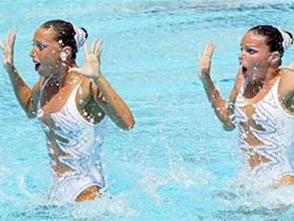 Gemma Mengual, a la izquierda, y Paola Tirados, durante su ejercicio en la final de dúos.