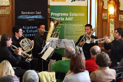 El quinteto Ars Metalls durante su actuación en la Estación del Norte de Valencia, ayer.