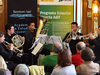 El quinteto Ars Metalls durante su actuación en la Estación del Norte de Valencia, ayer.