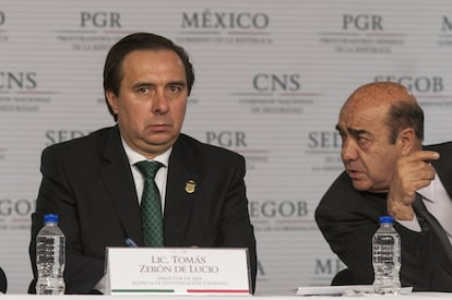 Tomás Zerón y Jesús Murillo Karam en una conferencia sobre el caso Ayotzinapa, el 14 de octubre de 2014.