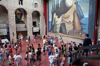 Numeroso visitantes llenan las salas del Museo Dalí en Figueres