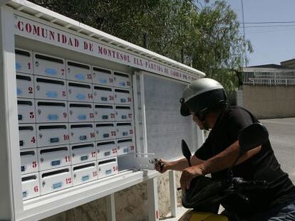 Un vecino frente a uno de los buzones comunitarios instalados en una de las urbanizaciones del t&eacute;rmino de Elche.