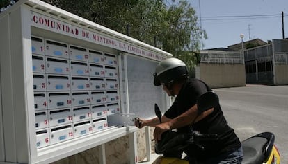 Un vecino frente a uno de los buzones comunitarios instalados en una de las urbanizaciones del t&eacute;rmino de Elche.