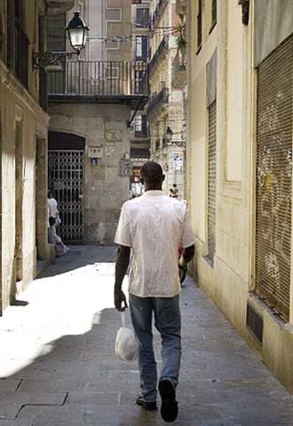 Un inmigrante caminando por el casco antiguo de Barcelona.