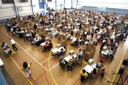 Más de 85.000 colombianos residentes en España pueden ejercer su derecho al voto en las 193 mesas que están a cargo de los consulados de Colombia en España. En la imagen, centro electoral en el colegio Ramiro de Maeztu de Madrid.