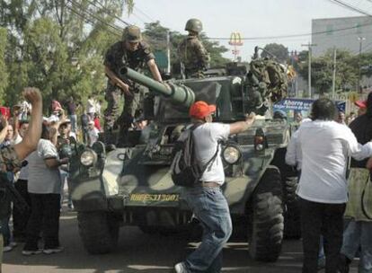 Carros de combate del Ejército hondureño patrullan por las calles de la capital tras la expulsión del presidente Zelaya.
