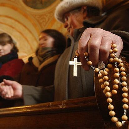 Mujeres rezando en la iglesia de Santa María de Wadowice (Polonia).